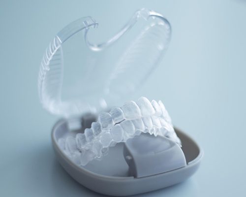 HOW-ARE-CLEAR-ALIGNERS-WORN